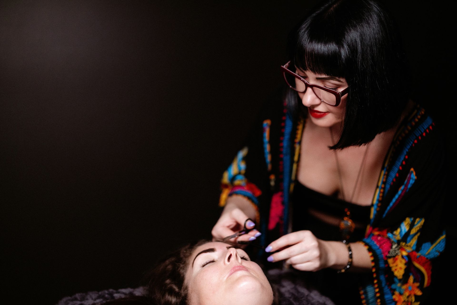 Kasia shaping a client’s brows